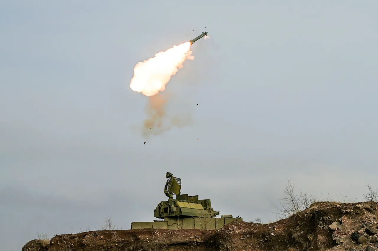 Le système de défense aérienne repousse une attaque de drones dans la région de Leningrad