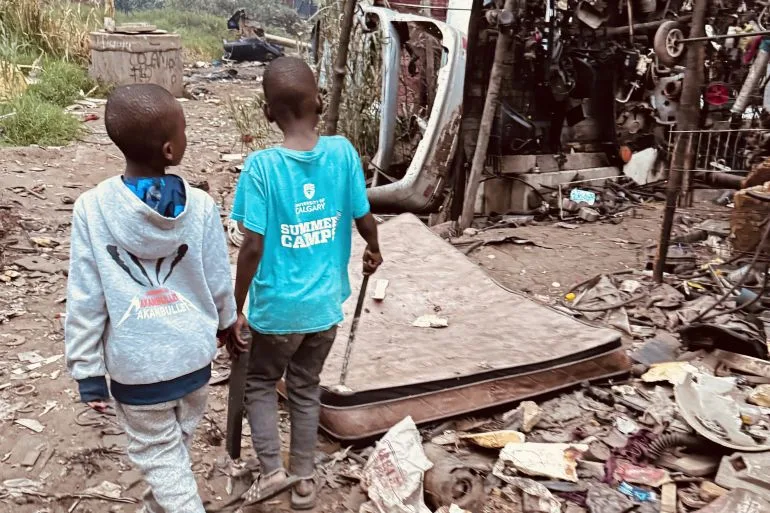 Les enfants du Zimbabwe : une armée de recyclage pour les familles