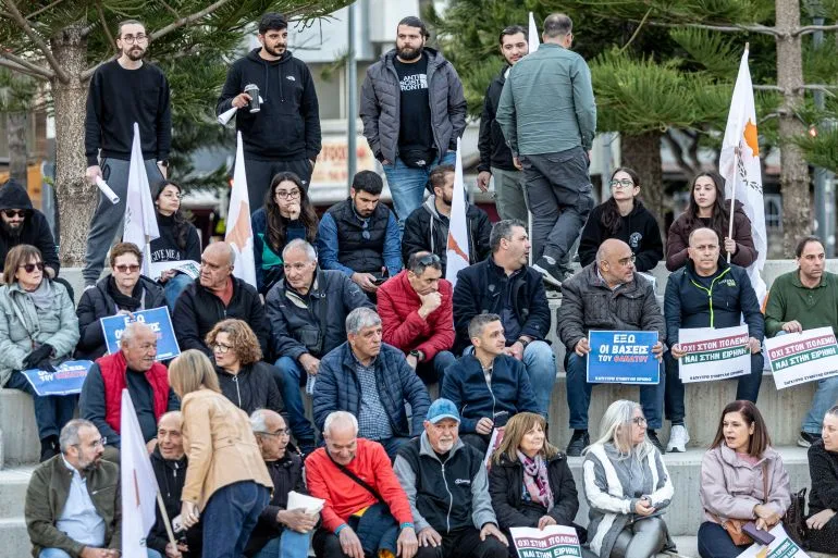 Кіпр у вогні: протест на півдні проти британської військової присутності під час зростаючої напруженості на Близькому Сході