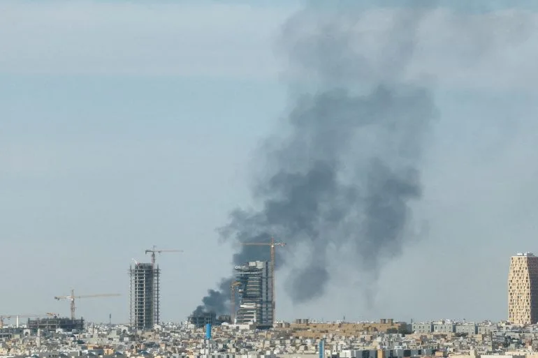 Двоє загинули внаслідок падіння снаряда на Саудівську Аравію від Іранських атак.