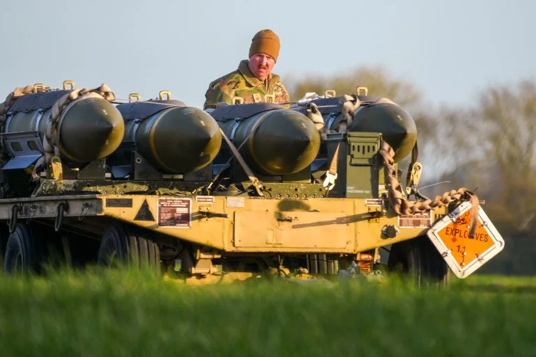 Grande-Bretagne : des bombes pour détruire les bunkers iraniens chargeées sur des avions américains