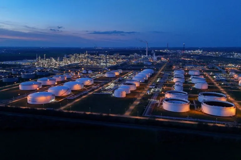 Чи досягне ціна на нафту 200 доларів за барель? Аналітики попереджають про значне зростання цін через напруженість у протоці Ормуз.