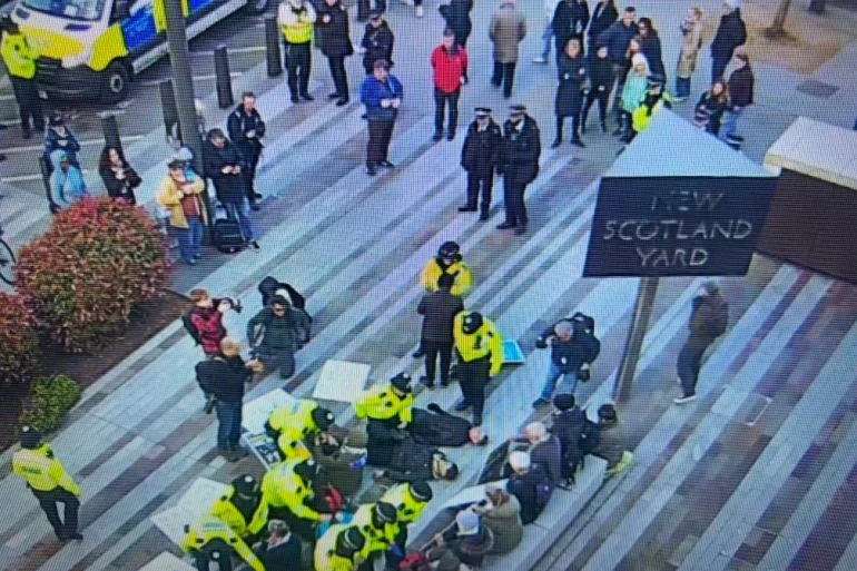 Police London : un changement de politique et des arrestations