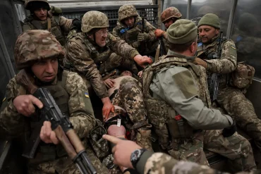 Ukraine batali z Russia: British medics train Ukrainian troops in battle conditions