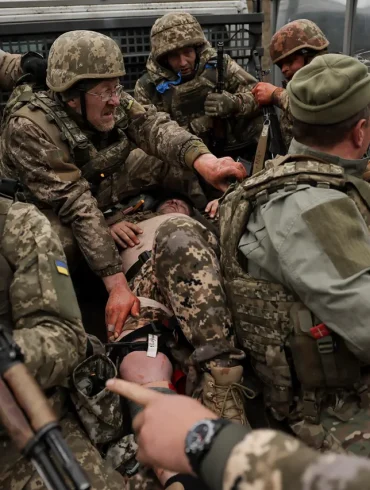 Ukraine batali z Russia: British medics train Ukrainian troops in battle conditions
