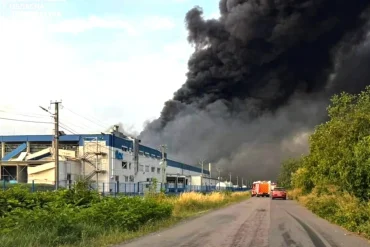 Pompiers au combat : les images du feu de l'usine Flex à Mukachevo