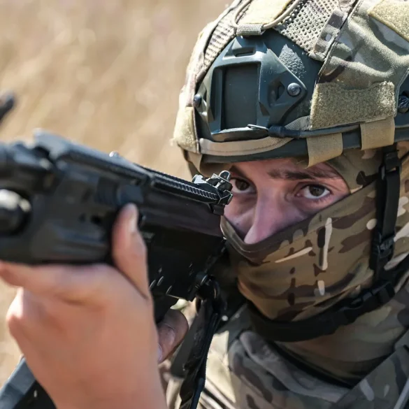 乌克兰士兵在乌克兰东部撤退并试图加强防御线