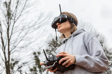 Дівчата на Україні вперше підписали військові контракти для служби операторами дронів