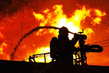 Падіння БПЛА на Ленінградщині: губернатор повідомляє про руйнування та пожежу на кораблі