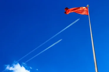 Les forces armées populaires de Chine suivent les navires militaires canadiens et australiens à travers le détroit de Taiwan